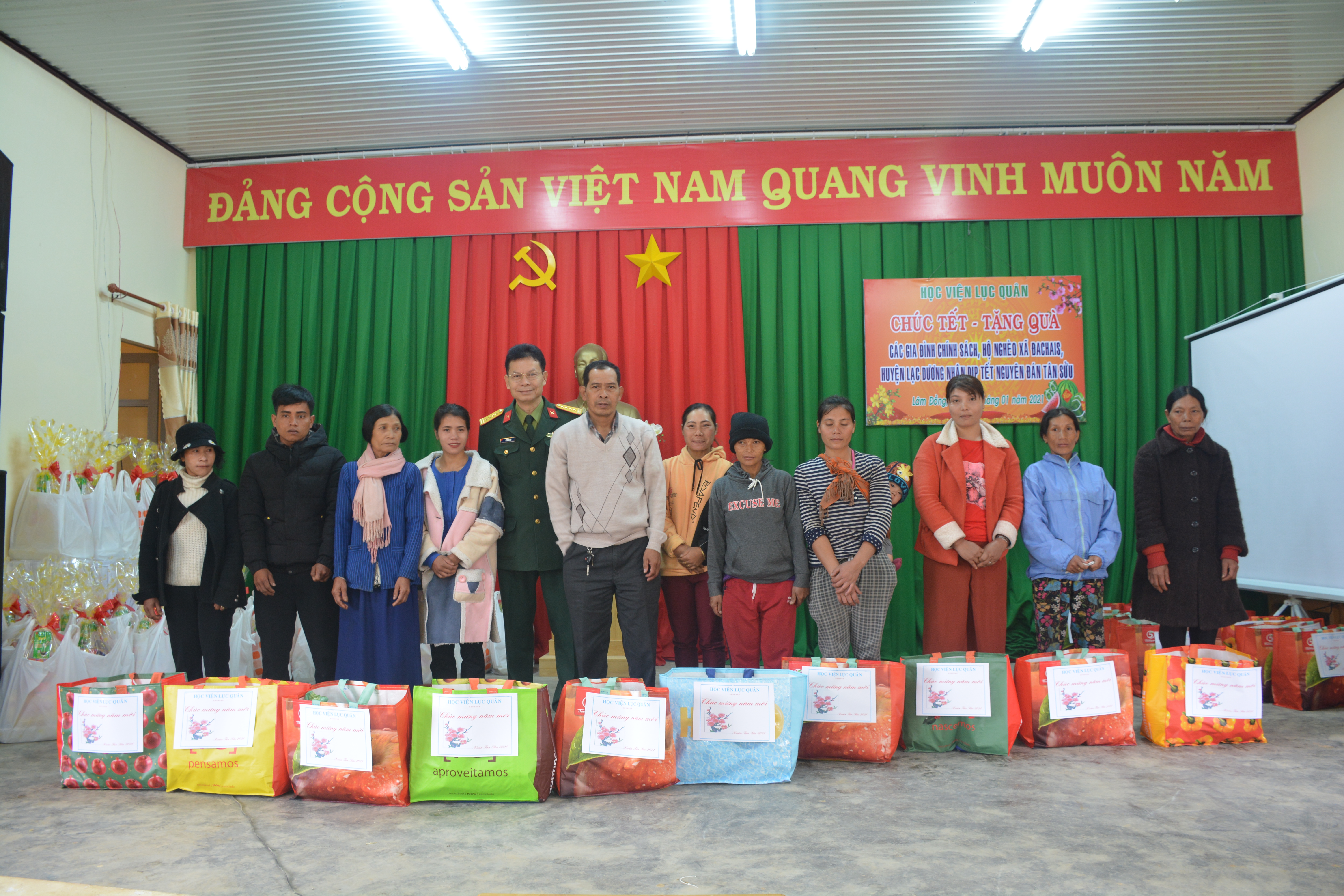 Học viện Lục quân trao quà Tết tặng hộ nghèo, gia đình chính sách